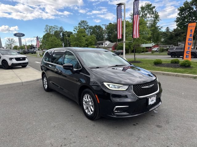 Used 2023 Chrysler Pacifica Touring-L FWD image 4