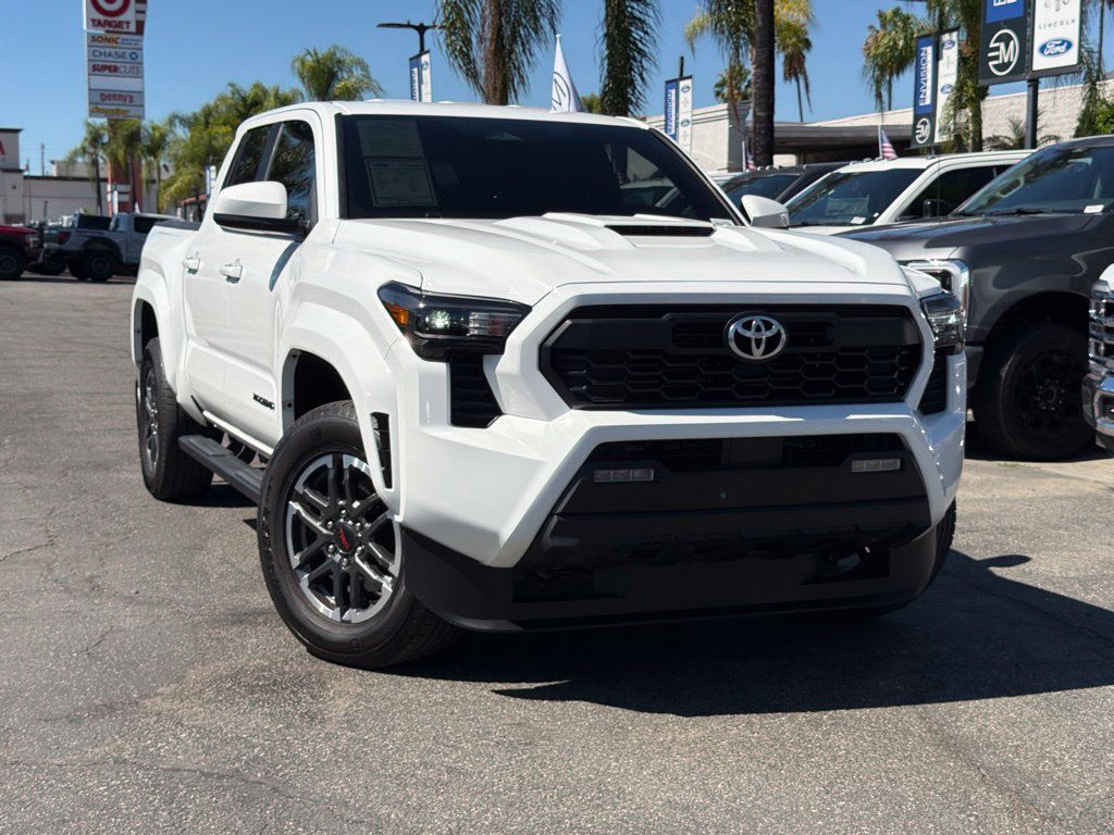 Used 2025 Toyota Tacoma TRD Sport AWD/4WD image 3