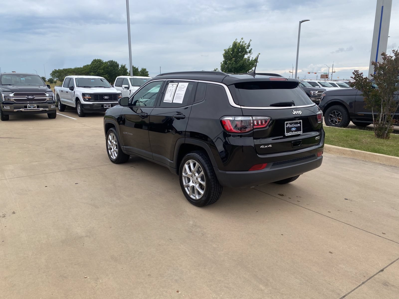 Used 2023 Jeep Compass Latitude AWD/4WD image 3