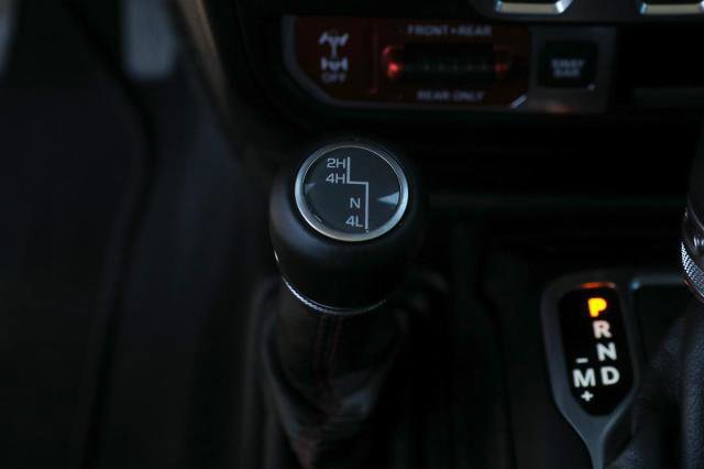 Used 2018 Jeep Wrangler Unlimited Rubicon w/ Dual Top Group AWD/4WD image 27