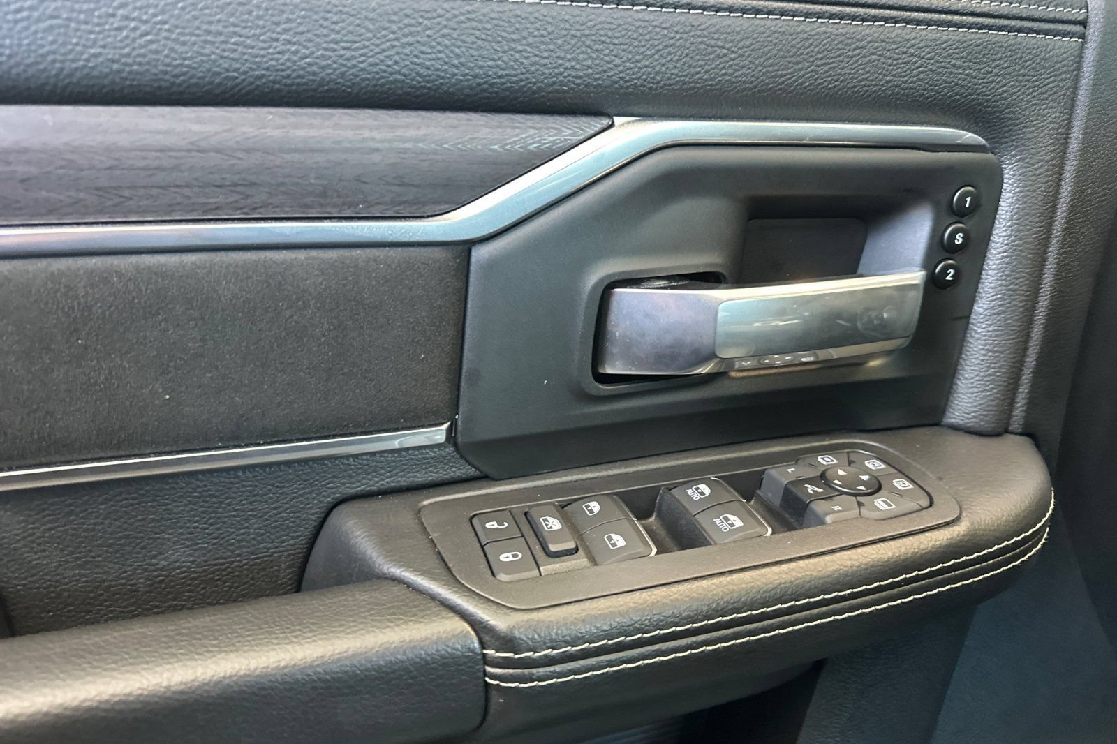 Used 2025 RAM 2500 Laramie AWD/4WD image 14