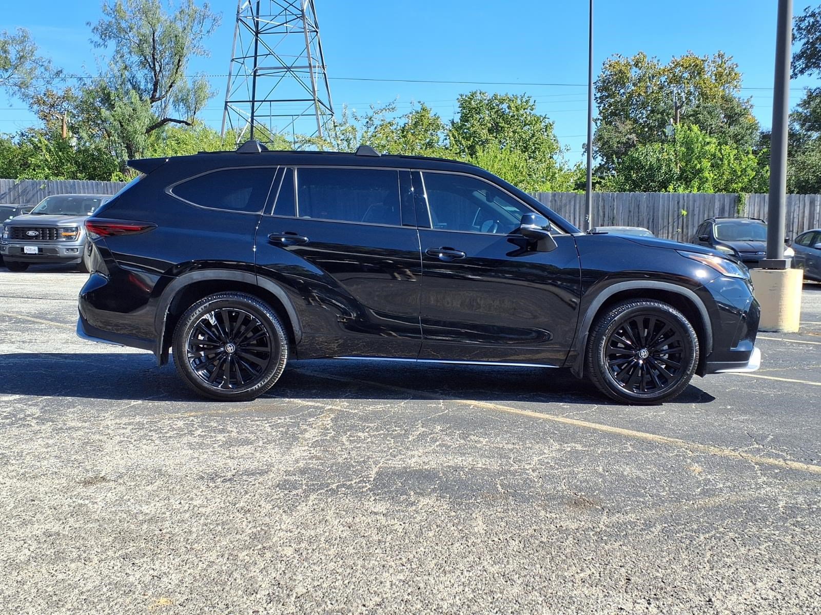 Used 2024 Toyota Highlander LE AWD/4WD image 5