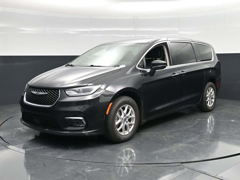Used 2023 Chrysler Pacifica Touring-L FWD image 9