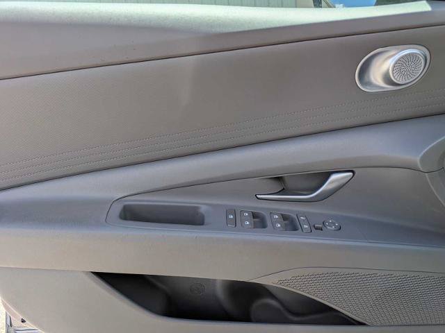 Used 2024 Hyundai Elantra SEL FWD image 15