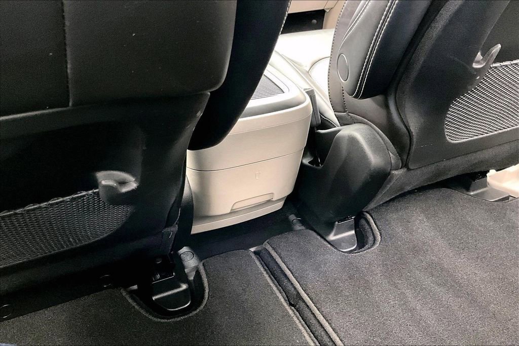 Used 2023 Chrysler Pacifica Touring-L image 34