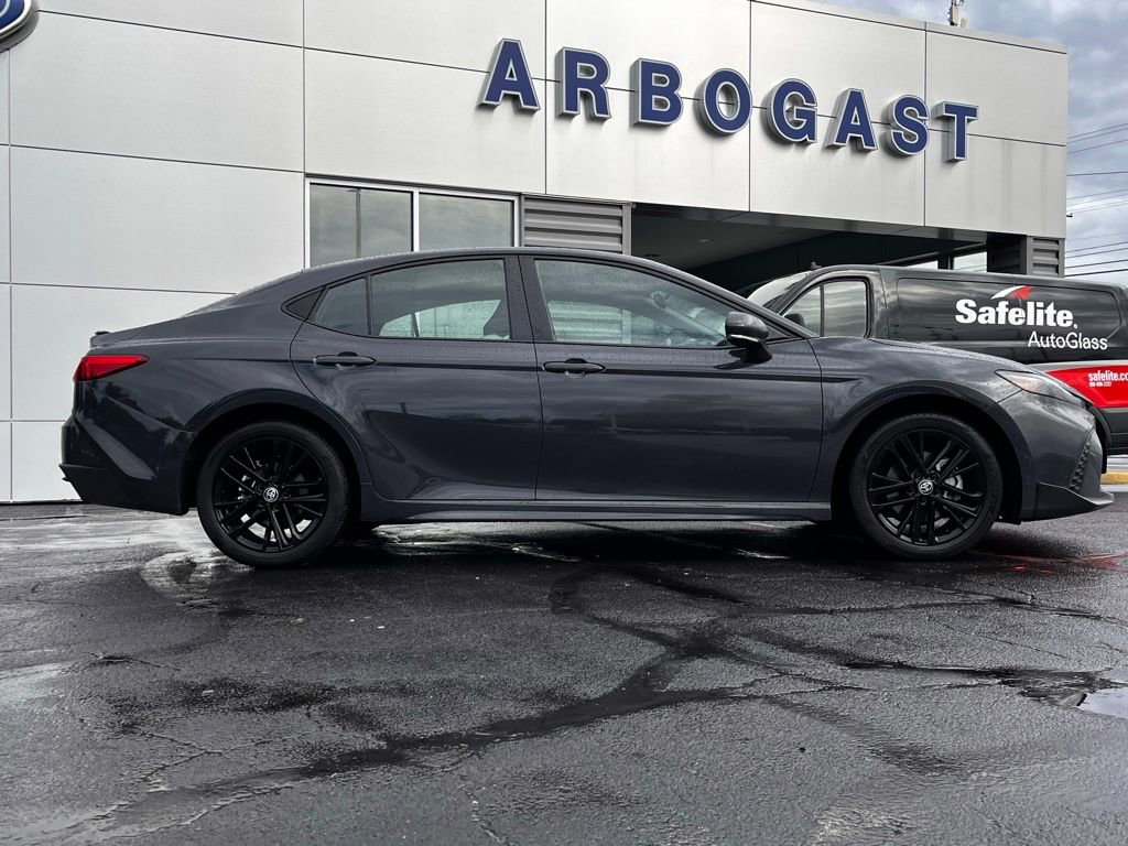 Used 2025 Toyota Camry SE image 2