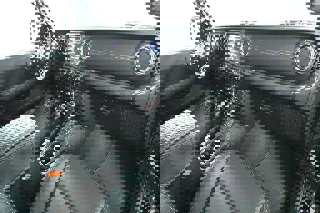 Used 2020 Jeep Wrangler Unlimited Sahara image 33