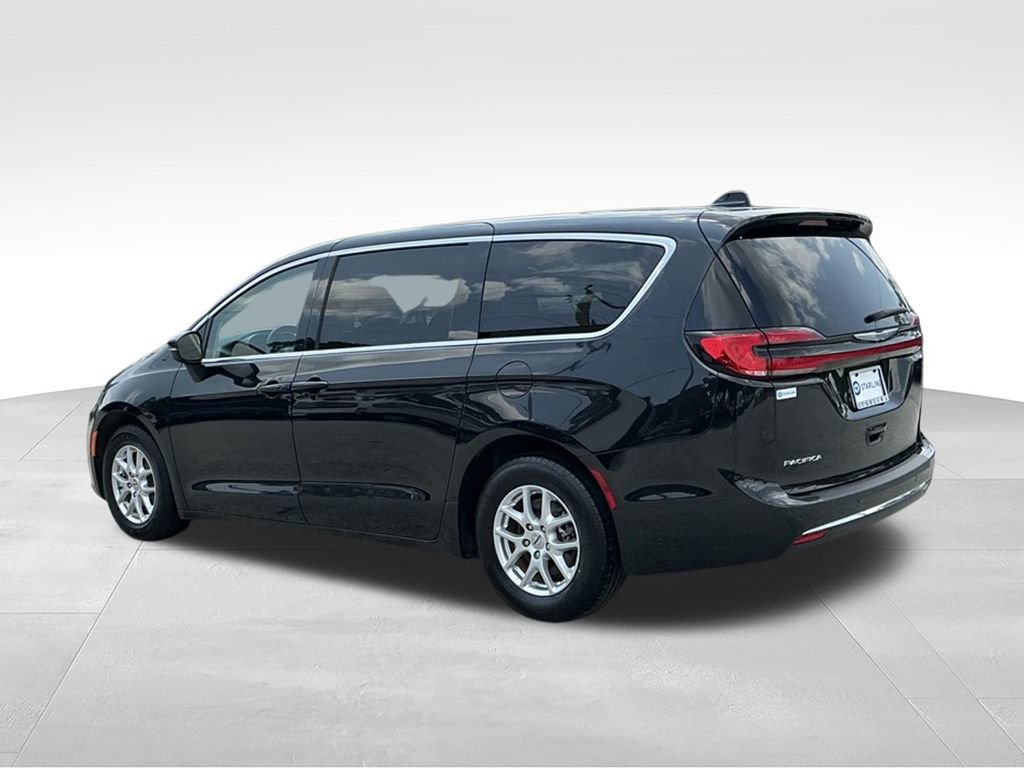 Used 2023 Chrysler Pacifica Touring-L FWD image 6