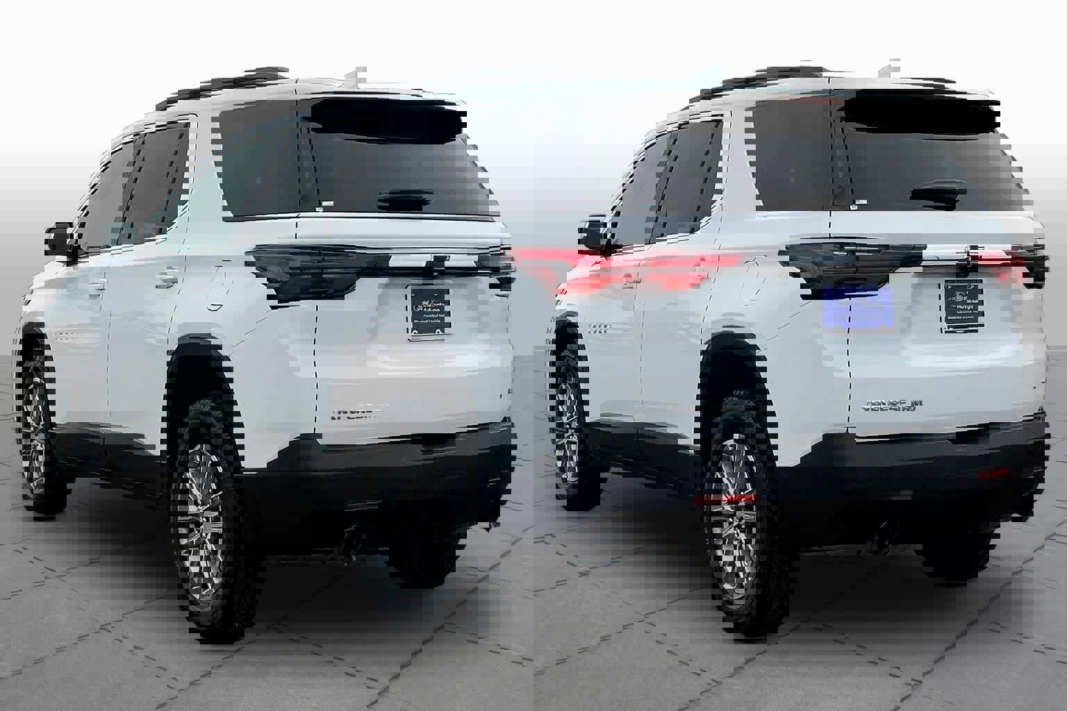 Used 2023 Chevrolet Traverse LT w/ Rear Camera Mirror Package image 4