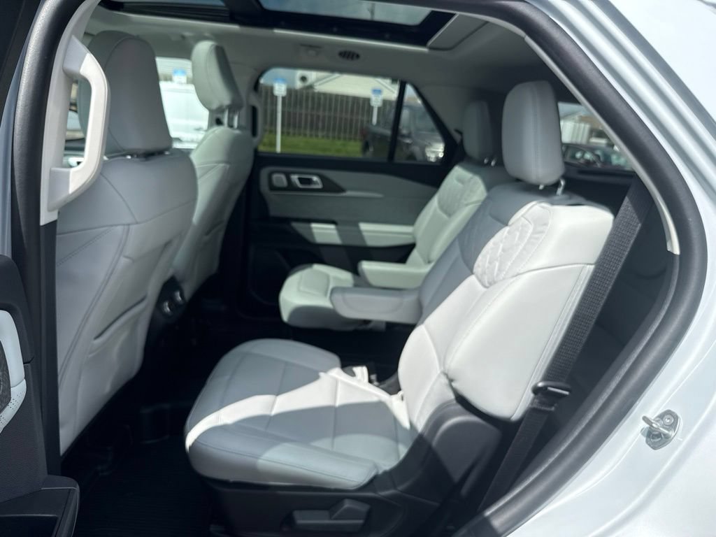 Certified 2025 Ford Explorer Platinum w/ Ultimate Package AWD/4WD image 28