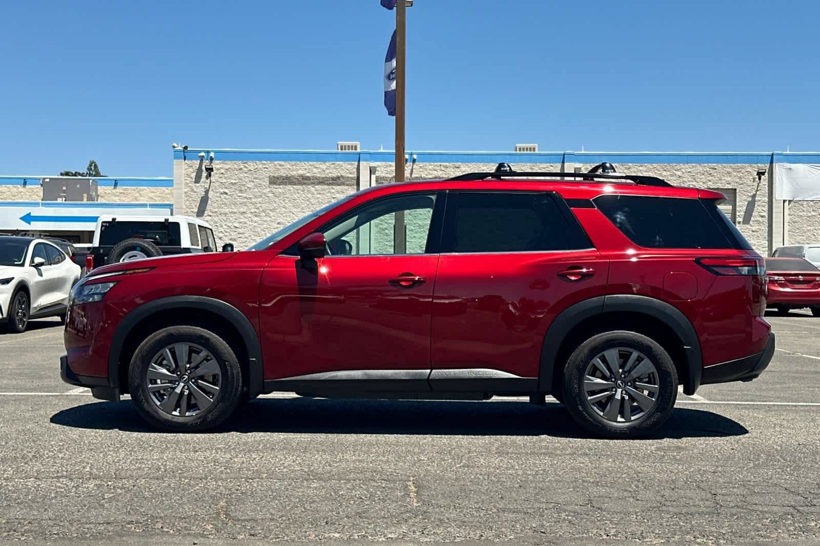 Used 2024 Nissan Pathfinder SV FWD image 5