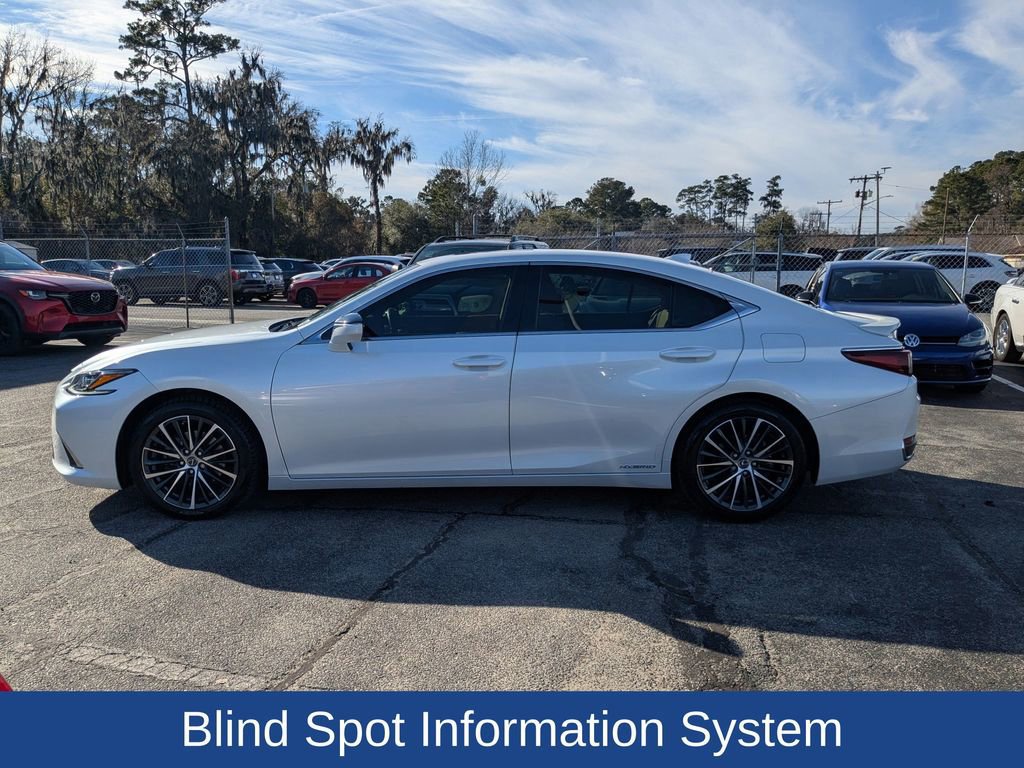 Used 2022 Lexus ES 300h w/ Premium Package FWD image 2
