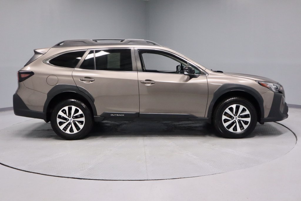 Used 2023 Subaru Outback Premium AWD/4WD image 6