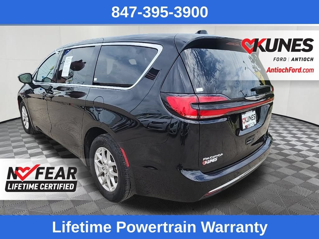 Used 2025 Chrysler Pacifica Select FWD image 6