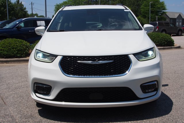 Used 2022 Chrysler Pacifica Touring-L FWD image 3