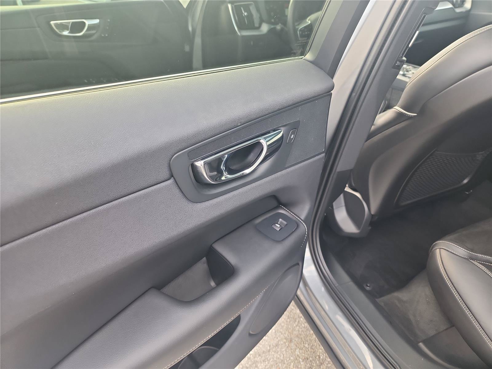 Used 2018 Volvo XC60 T5 R-Design w/ Convenience Package AWD/4WD image 17