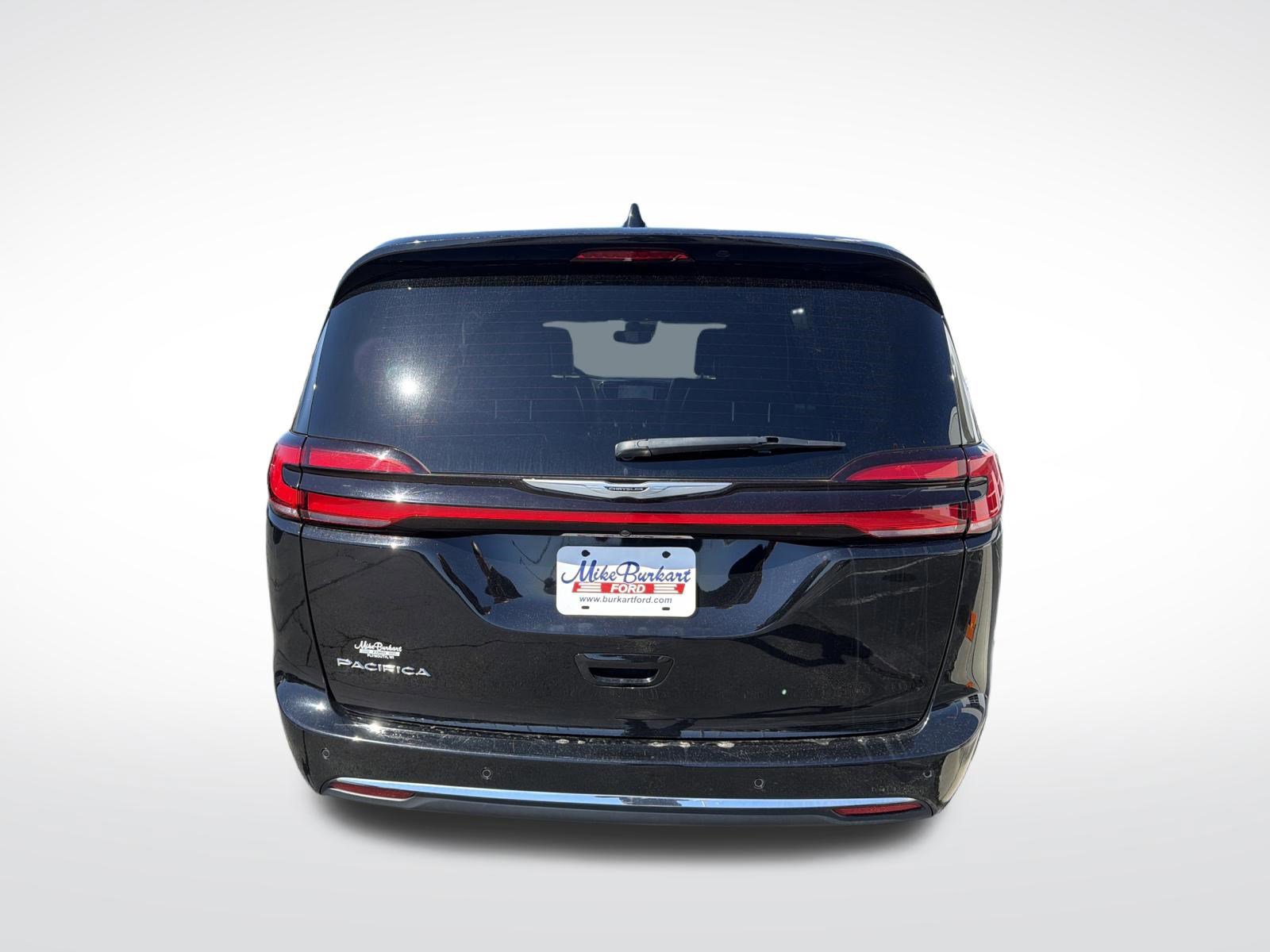 Used 2025 Chrysler Pacifica Select image 5