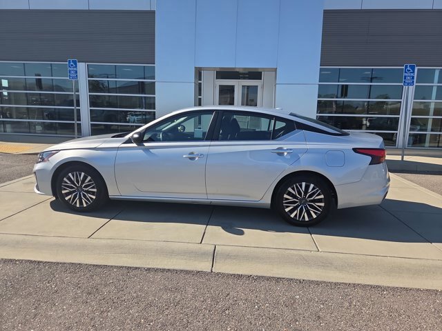 Used 2024 Nissan Altima 2.5 SV FWD image 2