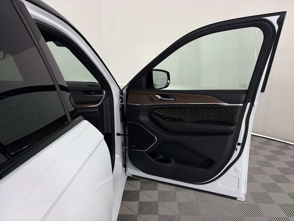 Used 2024 Jeep Grand Cherokee Summit image 31