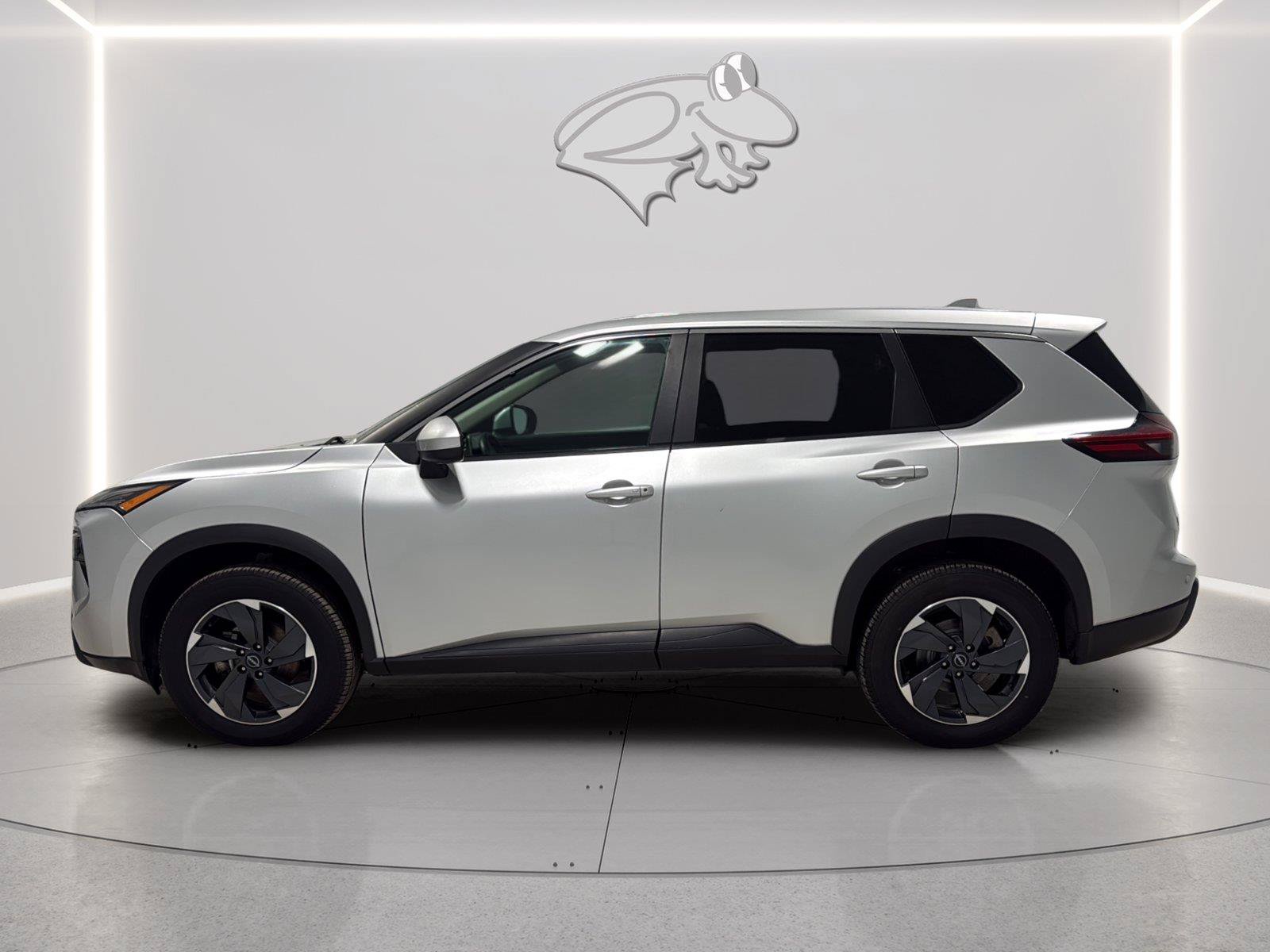 Used 2024 Nissan Rogue SV AWD/4WD image 2