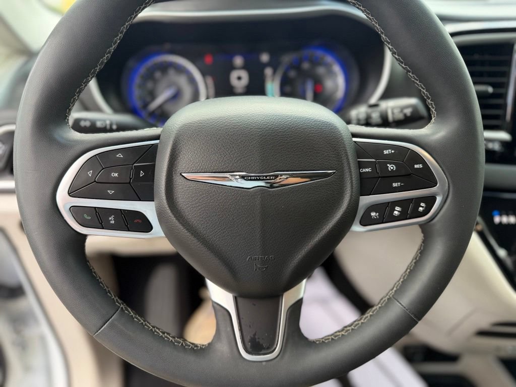 Used 2023 Chrysler Pacifica Touring-L FWD image 13
