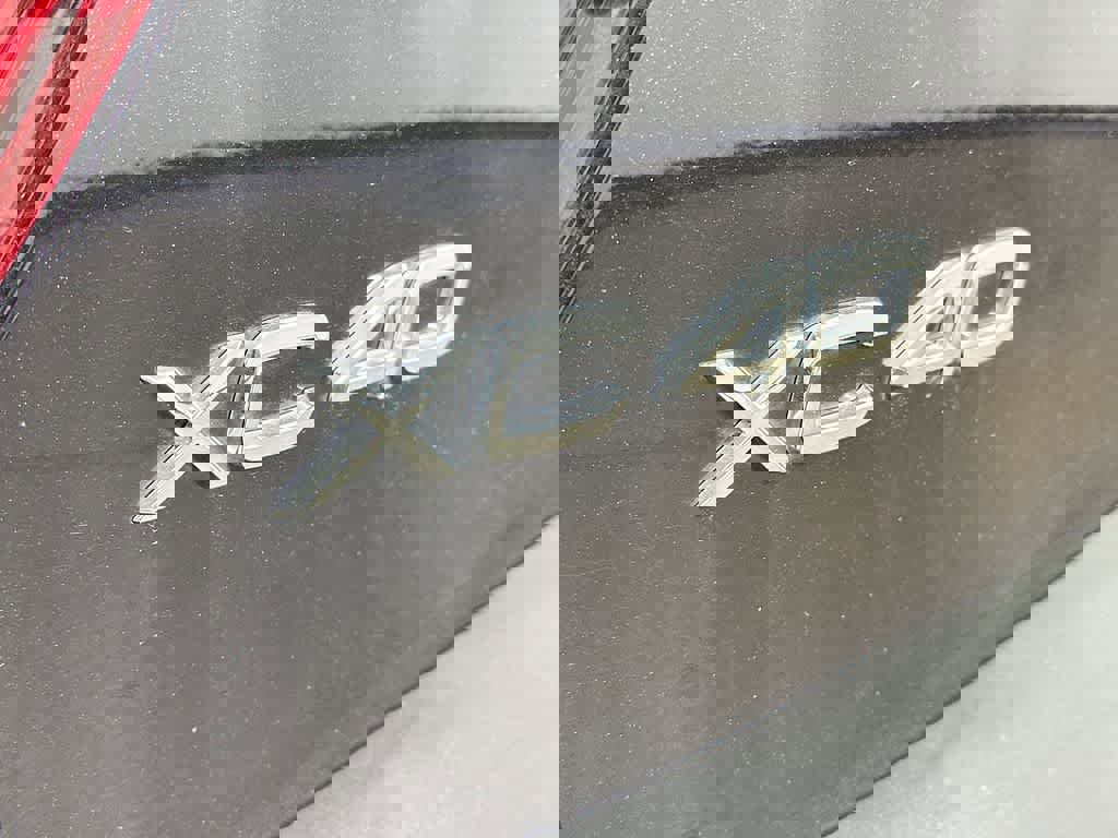 Used 2023 Volvo XC40 B5 Plus image 10