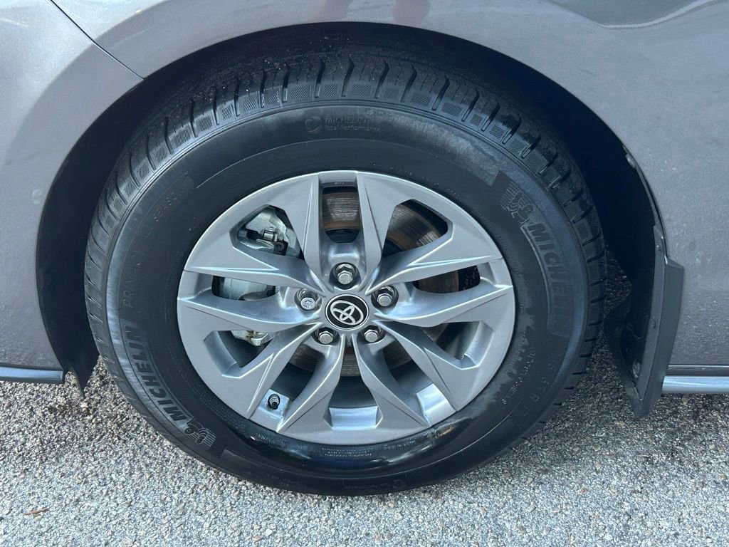 Used 2024 Toyota Sienna XLE image 18