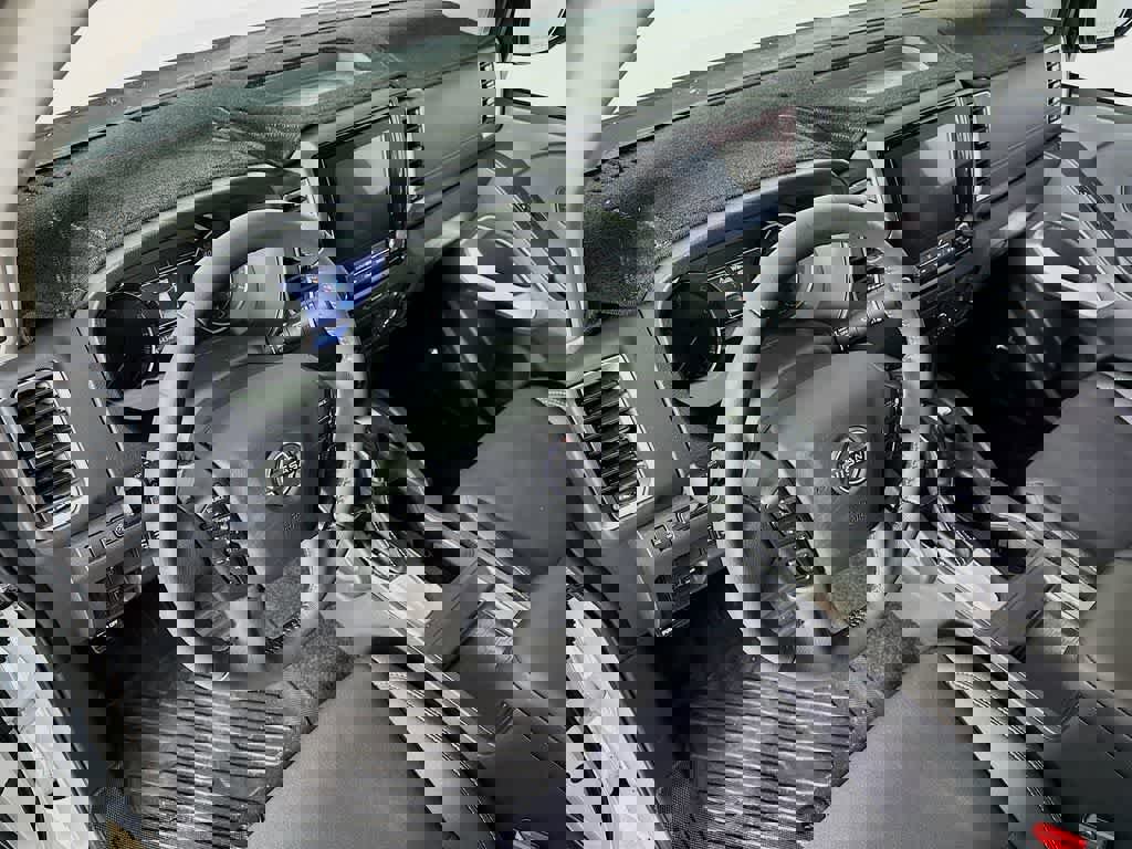 Used 2024 Nissan Frontier SV w/ Technology Package image 9