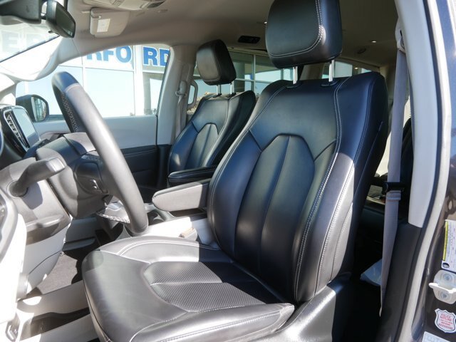 Used 2023 Chrysler Pacifica Touring-L FWD image 11