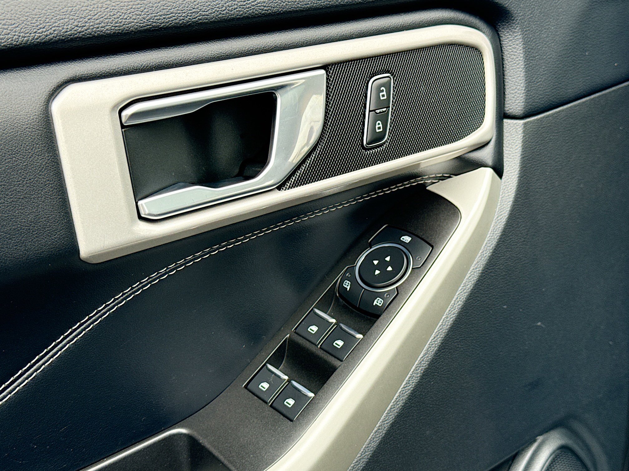 Certified 2022 Ford Explorer XLT w/ Equipment Group 202A image 8