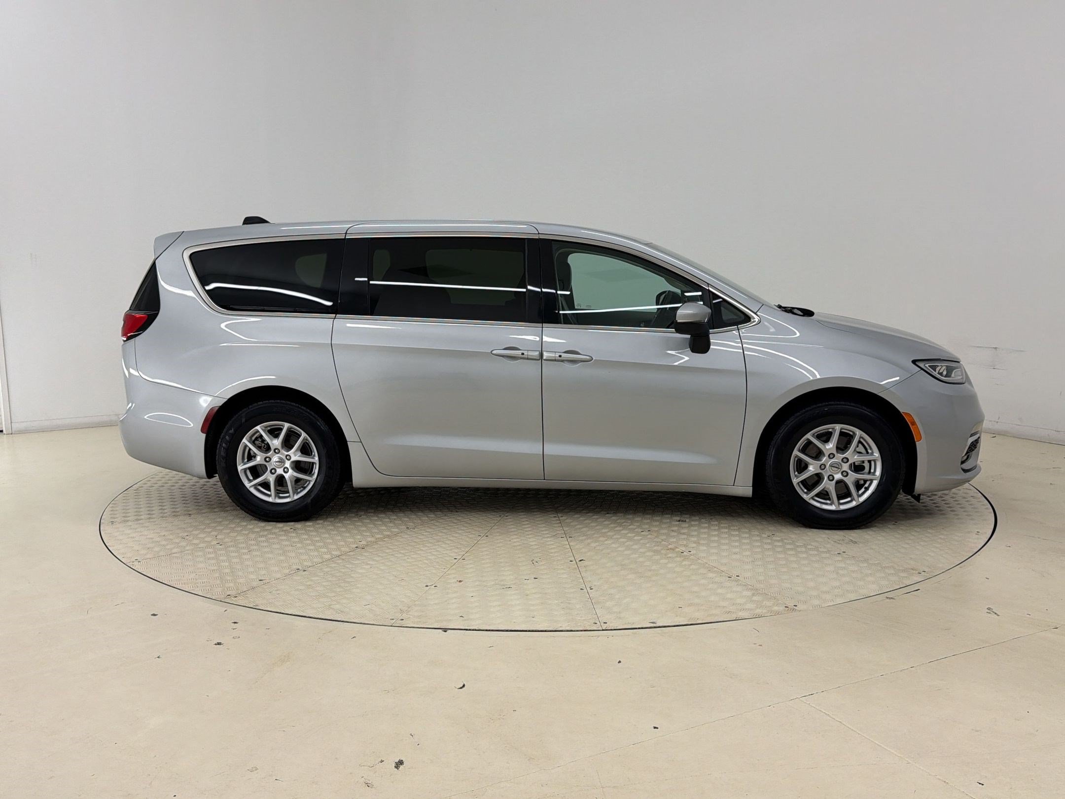Used 2023 Chrysler Pacifica Touring-L FWD image 8