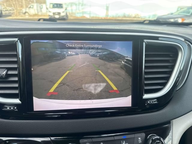 Used 2024 Chrysler Pacifica Touring-L FWD image 29