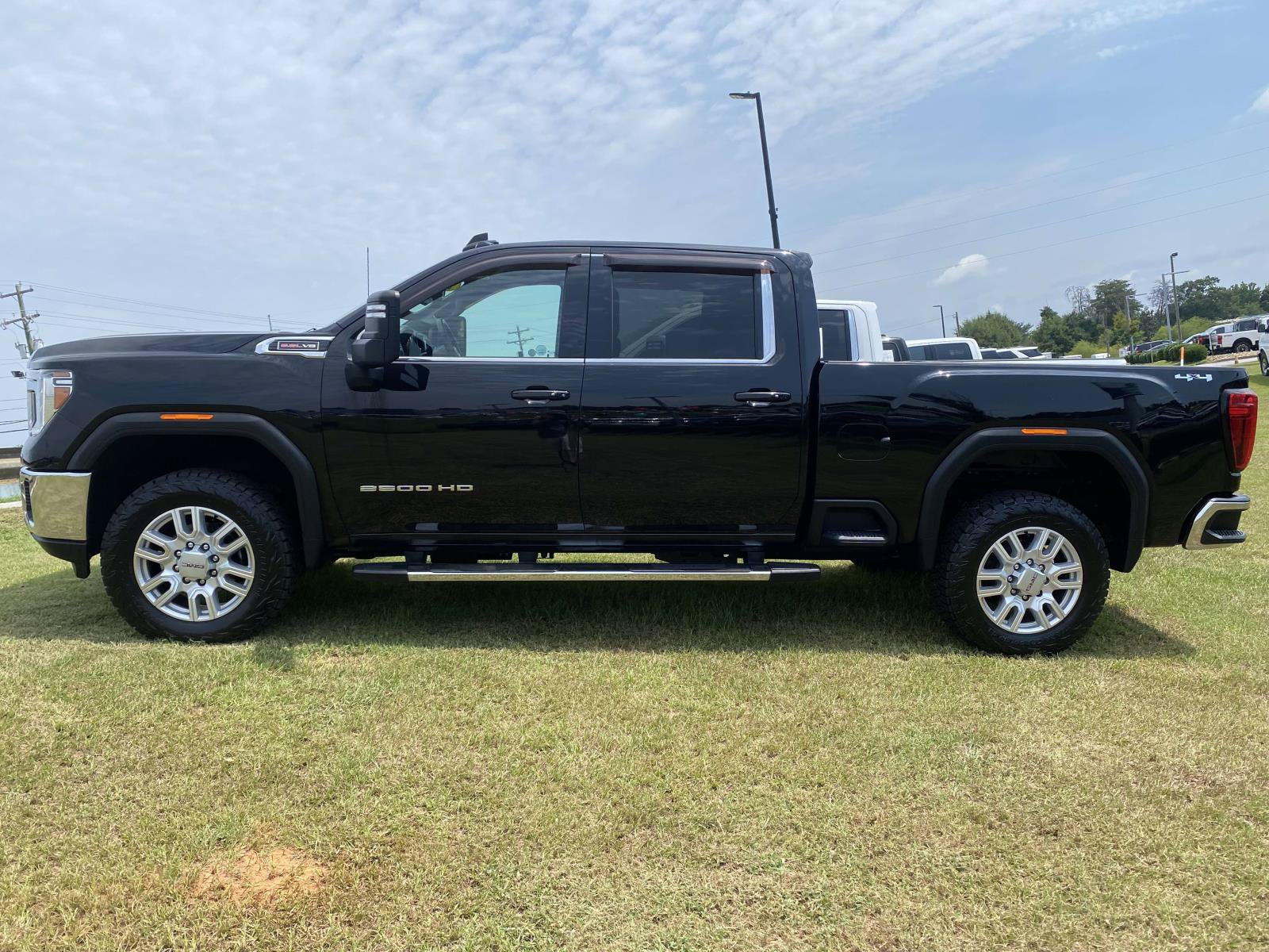 Used 2022 GMC Sierra 2500 SLE w/ SLE Value Package; AWD/4WD image 4