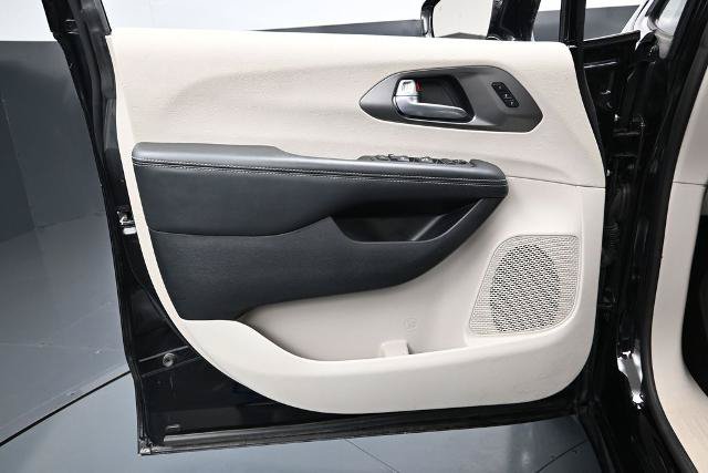 Used 2024 Chrysler Pacifica Touring-L FWD image 17