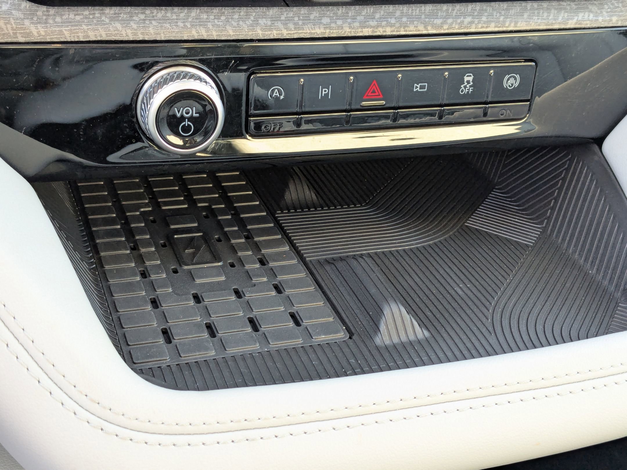 Certified 2025 Ford Explorer Platinum w/ LUX Leather Package image 29