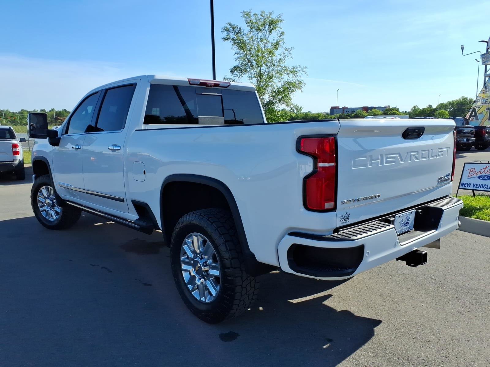 Used 2025 Chevrolet Silverado 2500 High Country w/ High Country Premium Package AWD/4WD image 5