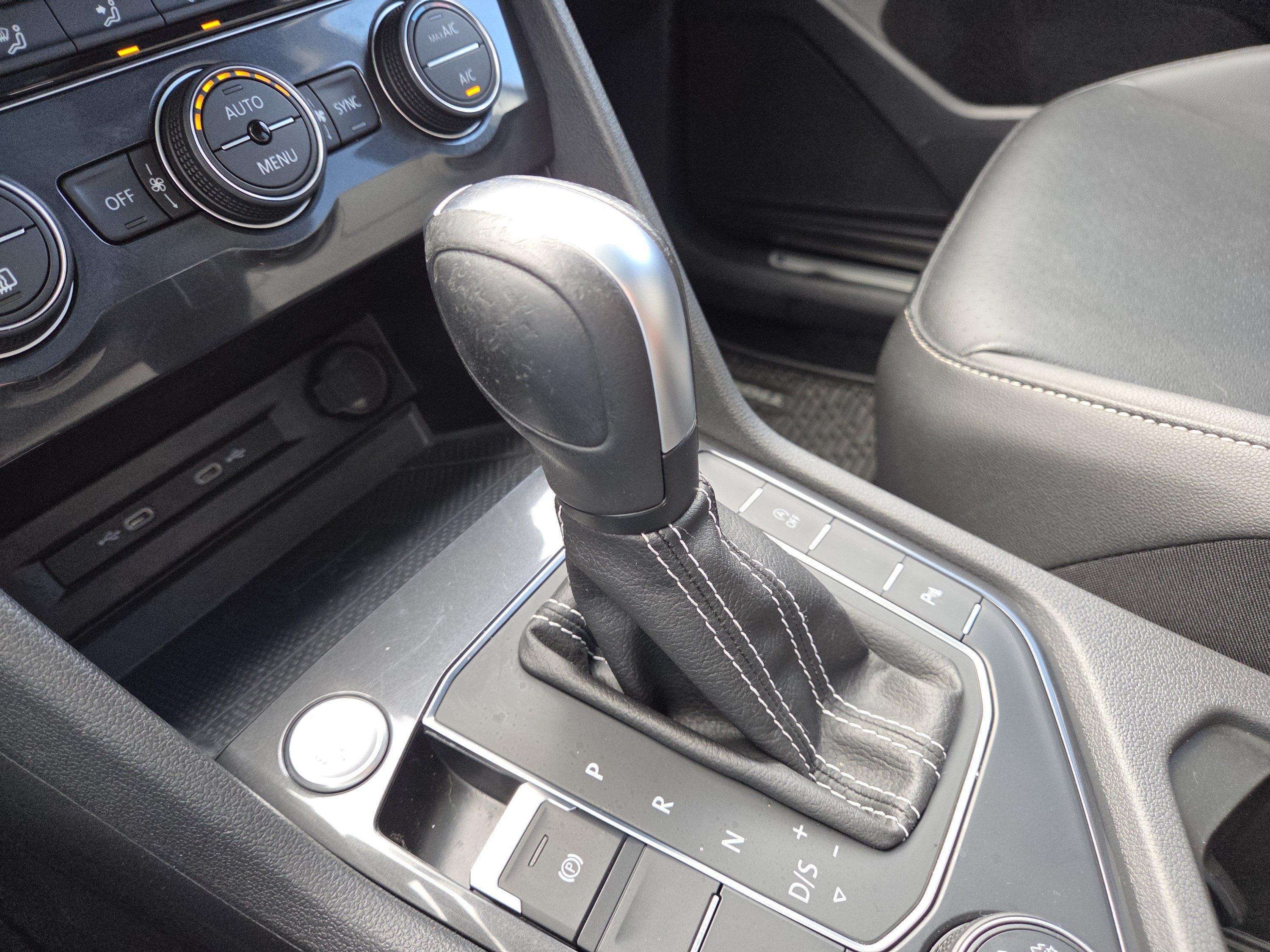 Used 2021 Volkswagen Tiguan SE AWD/4WD image 37