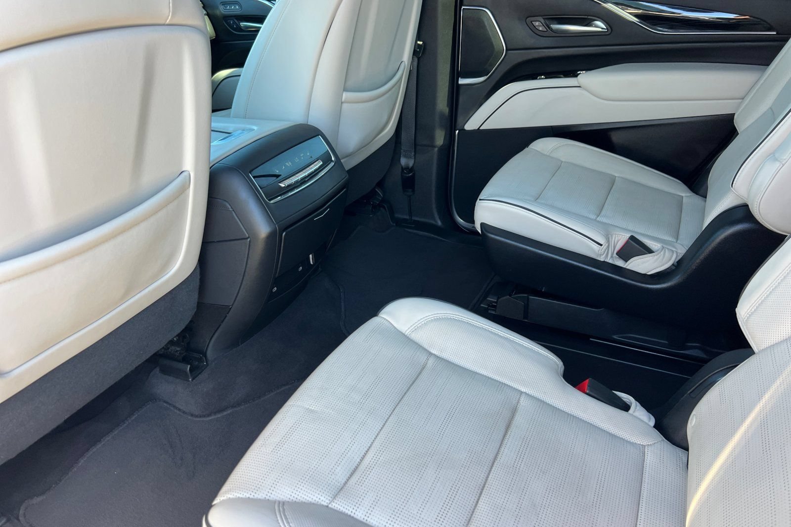 Used 2023 Cadillac Escalade Sport w/ LPO, ONYX Package AWD/4WD image 14
