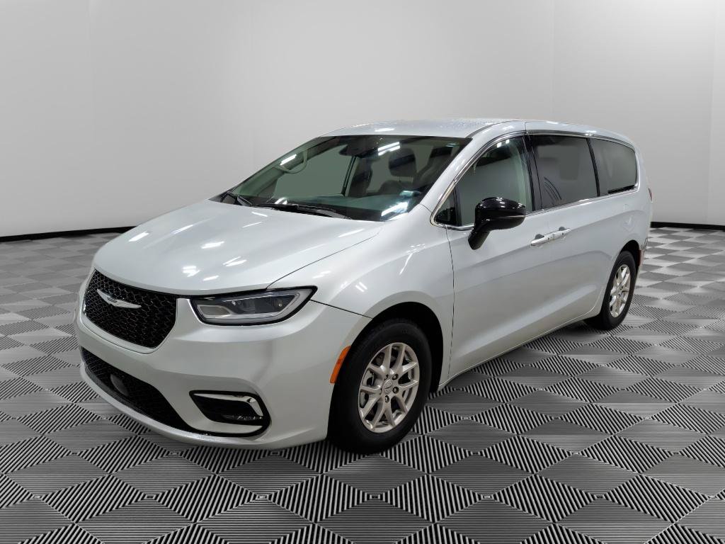 Used 2024 Chrysler Pacifica Touring-L FWD image 1