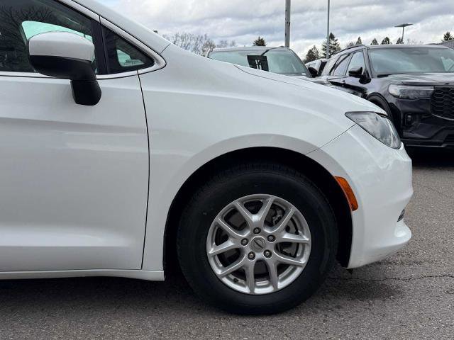Used 2023 Chrysler Voyager LX image 5