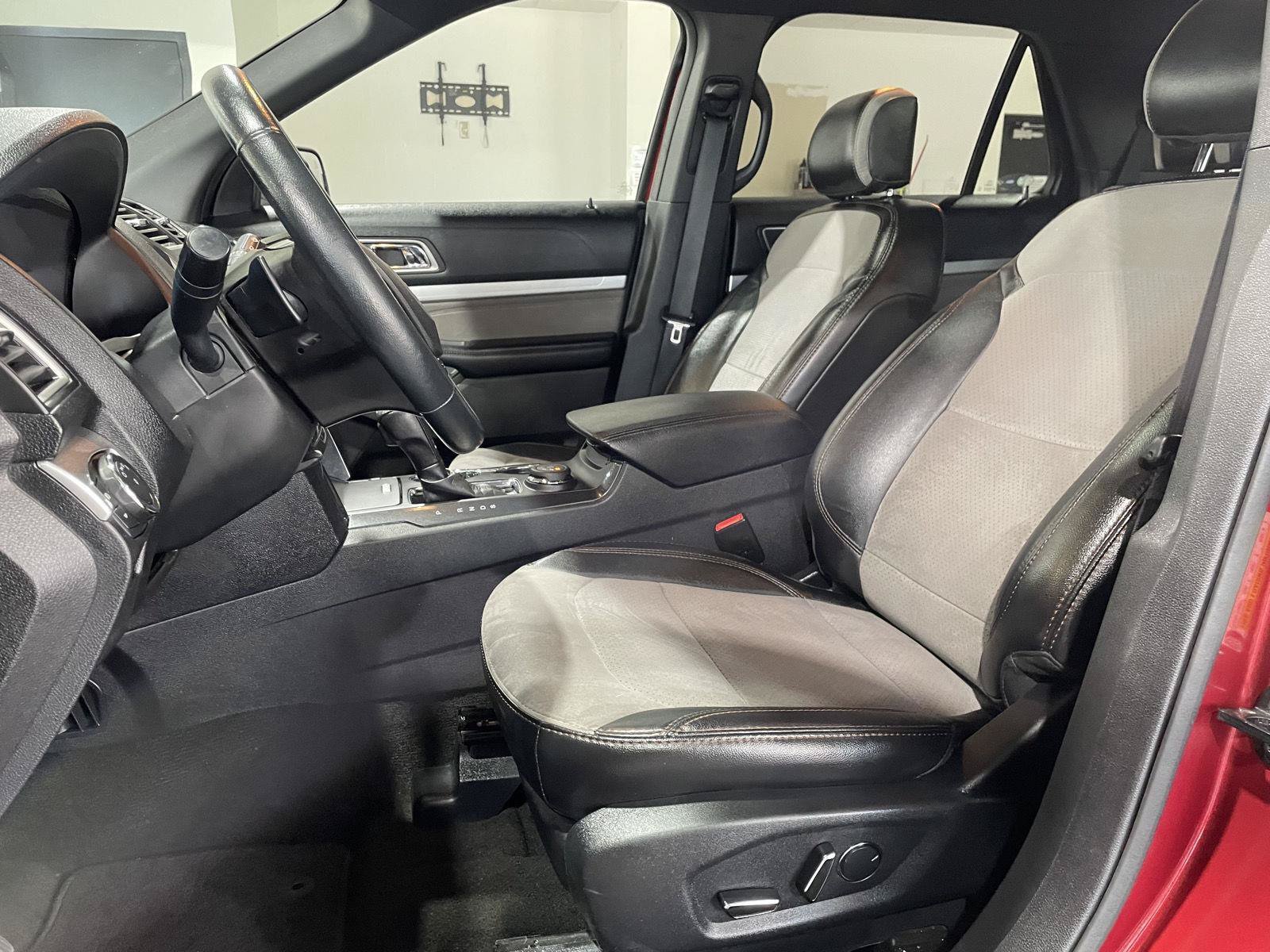 Certified 2017 Ford Explorer XLT w/ Equipment Group 202A AWD/4WD image 18