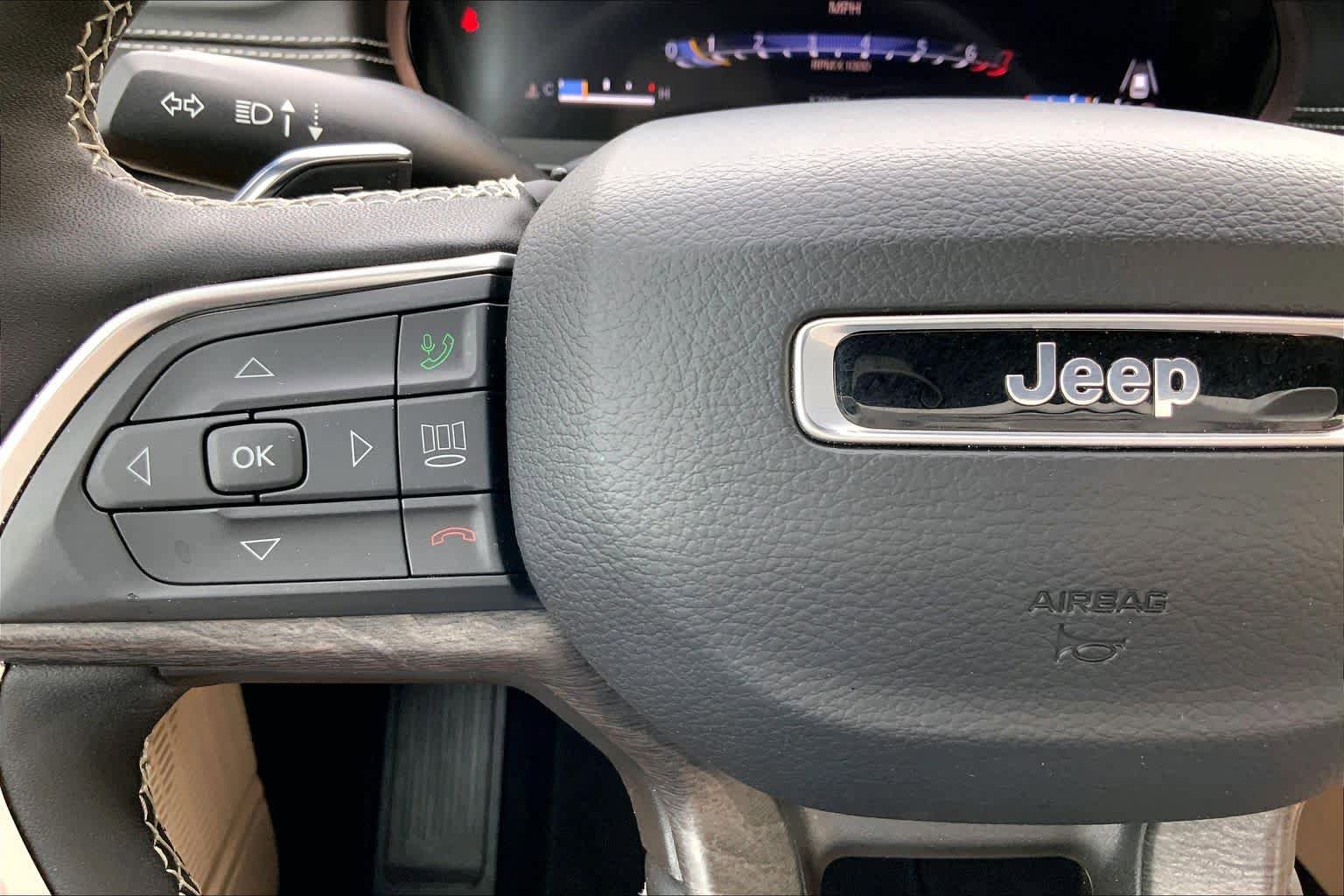 Used 2025 Jeep Grand Cherokee L Limited AWD/4WD image 24