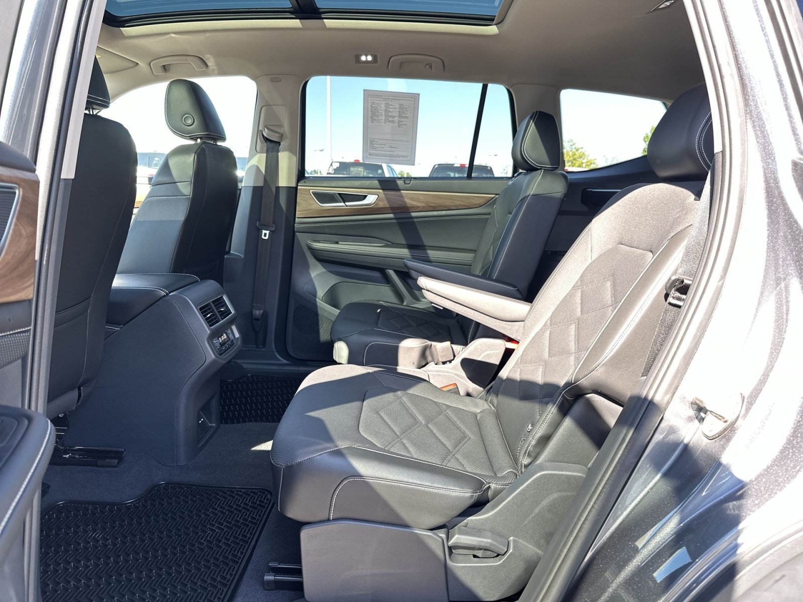 Used 2024 Volkswagen Atlas SE AWD/4WD image 26