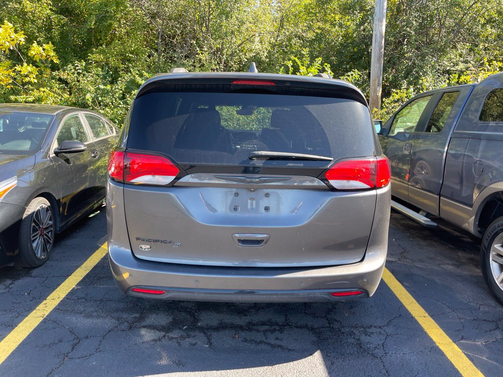 Used 2019 Chrysler Pacifica Touring-L Plus w/ Advanced Safetytec Group FWD image 2