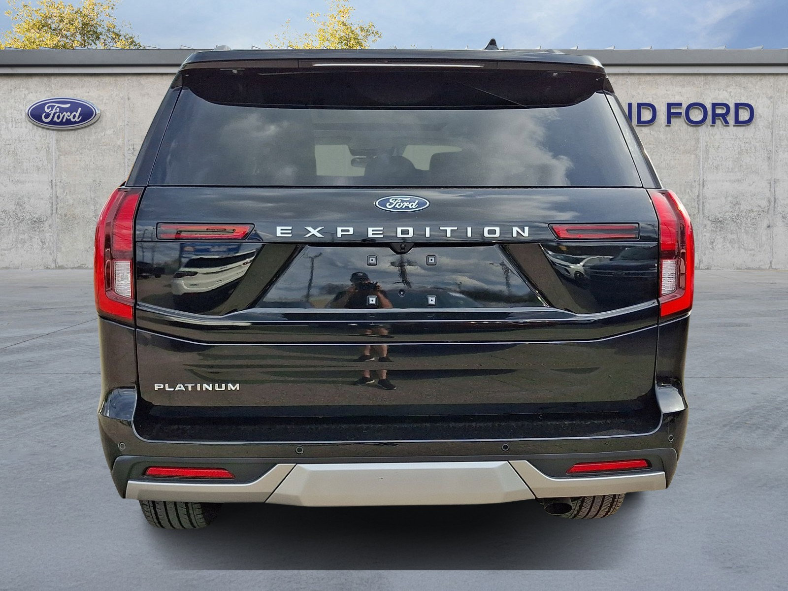 Certified 2025 Ford Expedition Platinum w/ Driver's Package AWD/4WD image 5