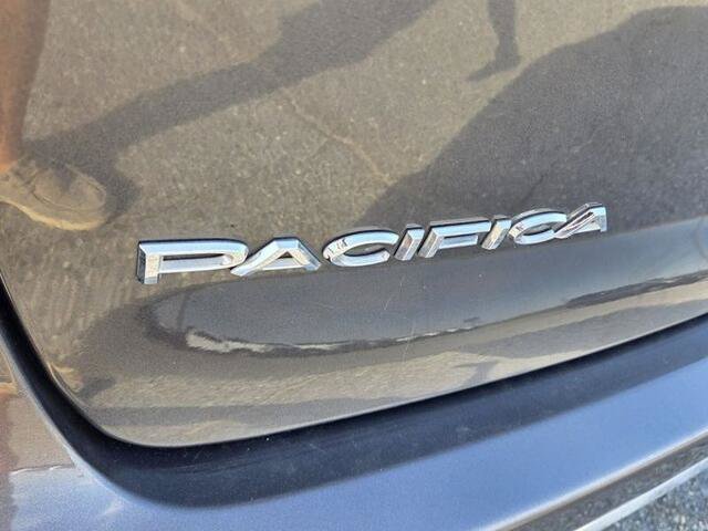 Used 2023 Chrysler Pacifica Touring-L FWD image 12