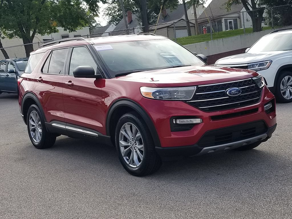 Certified 2023 Ford Explorer XLT w/ Equipment Group 202A AWD/4WD image 3