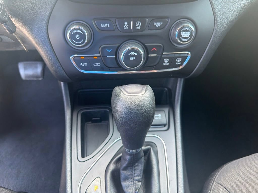 Used 2019 Jeep Cherokee Latitude w/ Popular Appearance Group FWD image 28