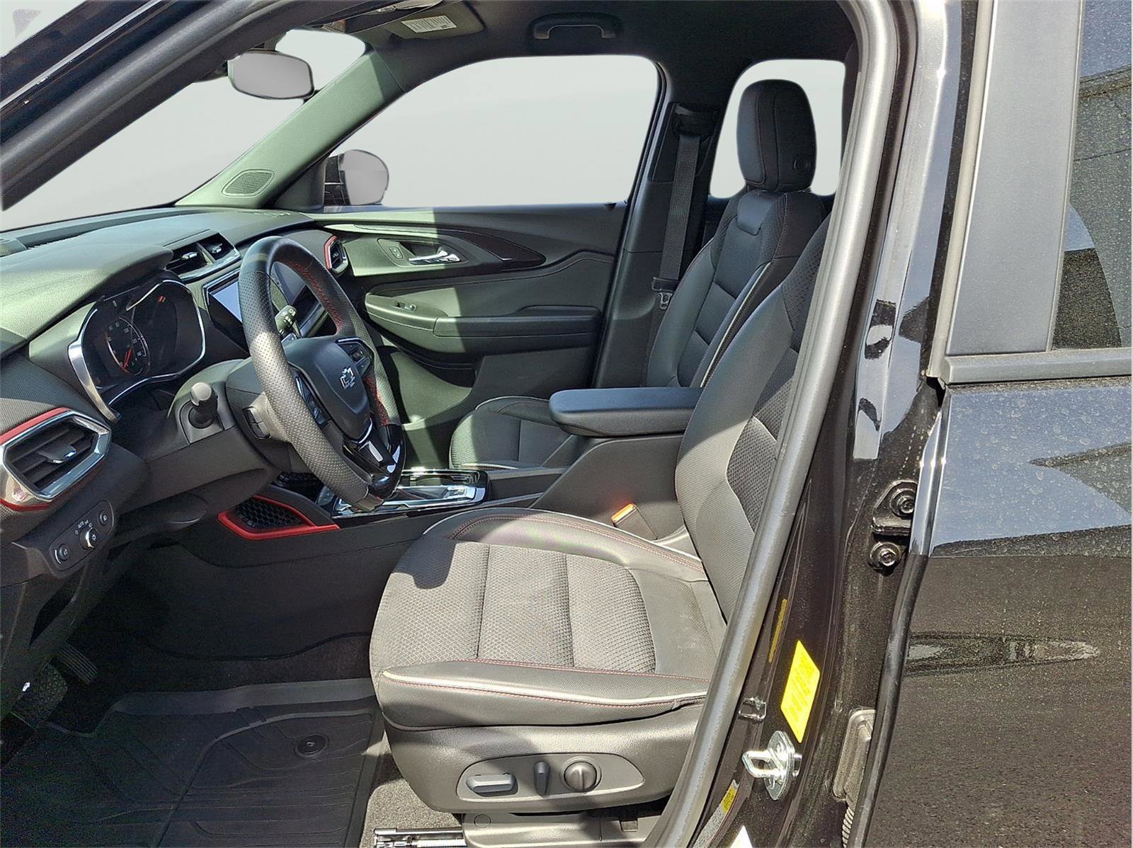 Used 2022 Chevrolet TrailBlazer RS w/ Technology Package image 34