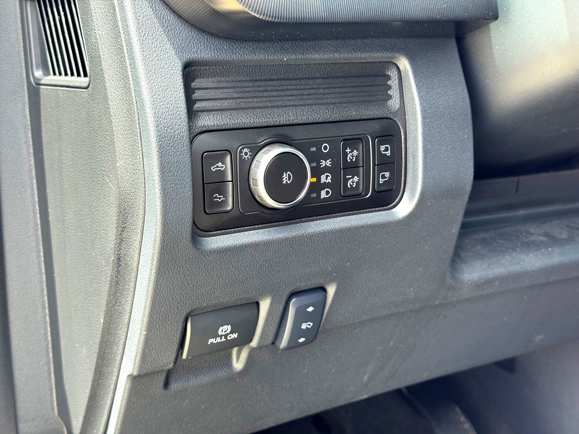 Certified 2026 Ford F350 Platinum w/ Tremor Off-Road Package AWD/4WD image 15